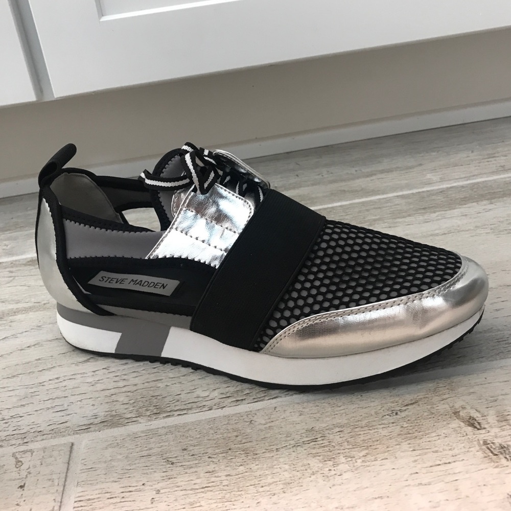 Steve Madden tennis shoe 8M small blemish,like new